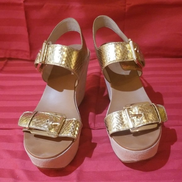 Michael Kors gold 4" wedge sz 7.5 - Picture 3 of 5